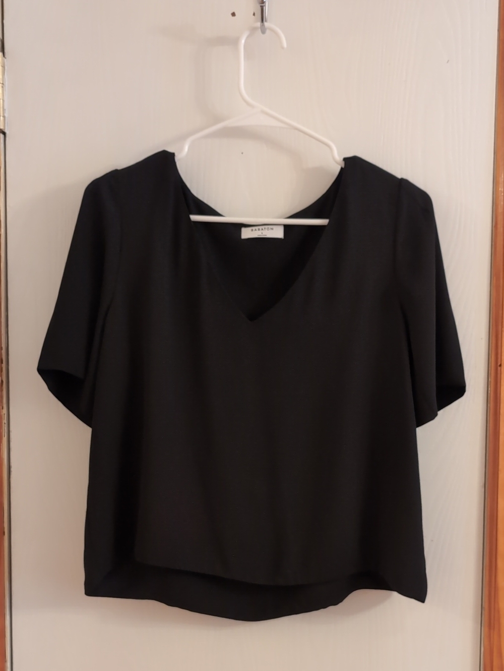 Aritzia Babaton Black V-Neck Short Sleeve Top